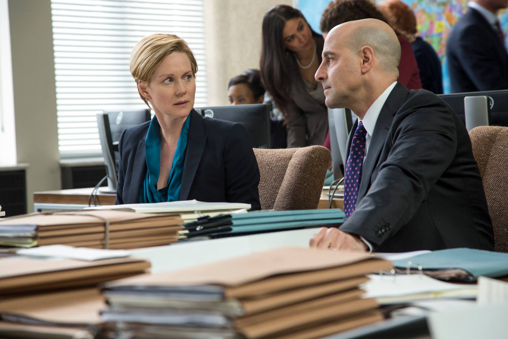  Laura Linney and Stanley Tucci star as Sarah Shaw and James Boswell in The Fifth Estate.
