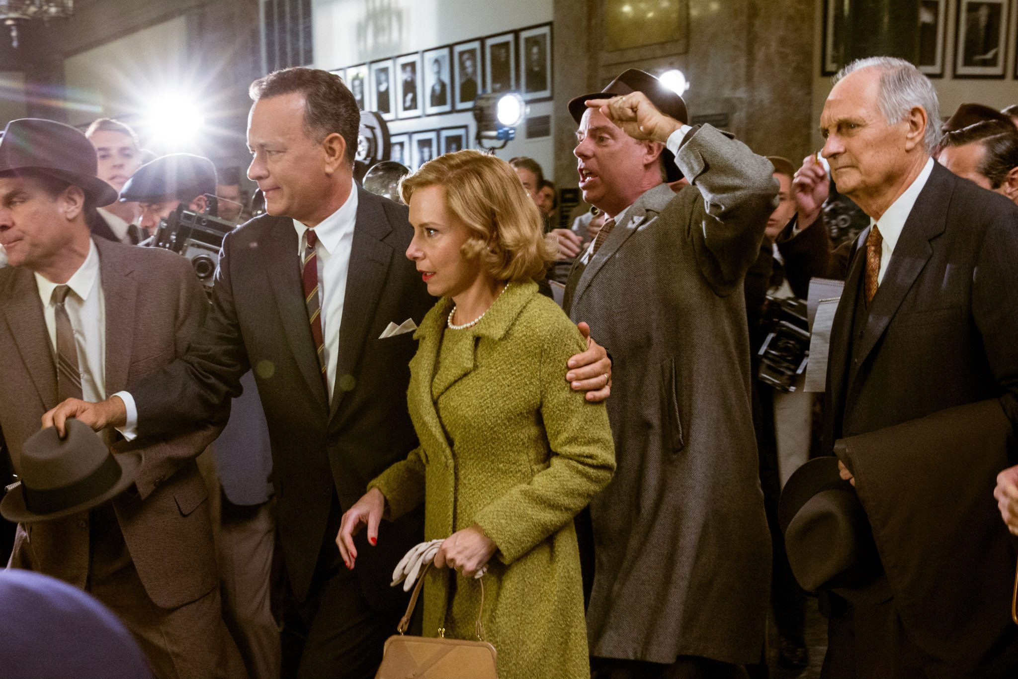  Brooklyn lawyer James Donovan (Tom Hanks) and his wife Mary (Amy Ryan) become the target of anti-communist fears when Donovan agrees to defend a Soviet agent arrested in the U.S.