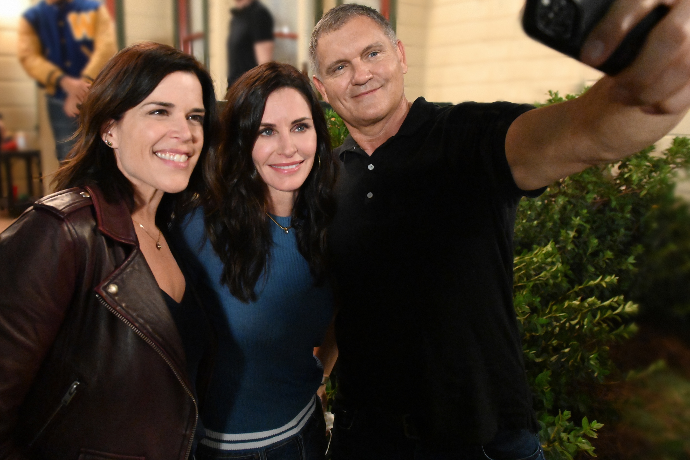  L-r, Neve Campbell, Courteney Cox and Executive Producer Kevin Williamson on the set of Paramount Pictures and Spyglass Media Group's &quot;Scream.&quot;