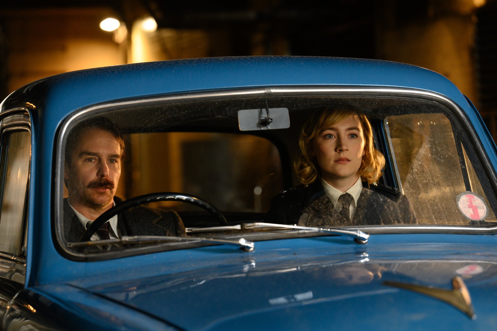  Sam Rockwell and Saoirse Ronan in the film SEE HOW THEY RUN. Photo by Parisa Taghizadeh. Courtesy of Searchlight Pictures. &copy; 2022 20th Century Studios All Rights Reserved 