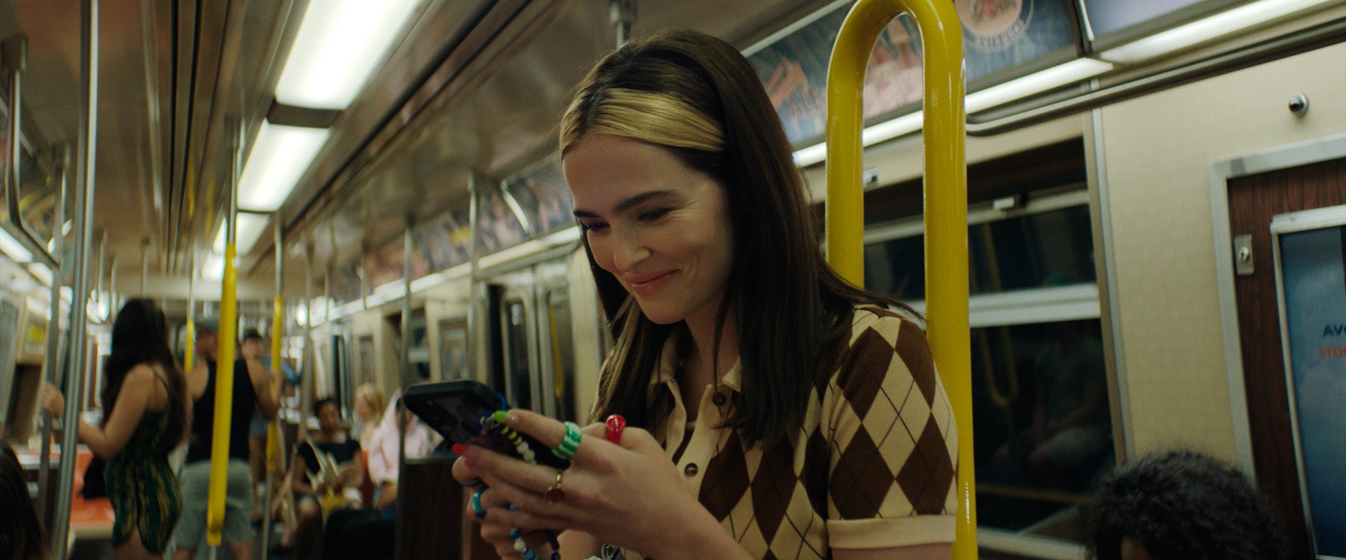  Zoey Deutch in the film NOT OKAY. Courtesy of Searchlight Pictures. &copy; 2022 20th Century Studios All Rights Reserved 